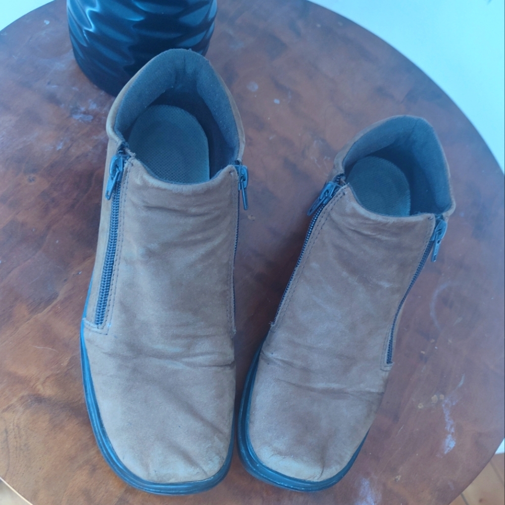Easy Spirit Boyt dual zip wedge casual booties